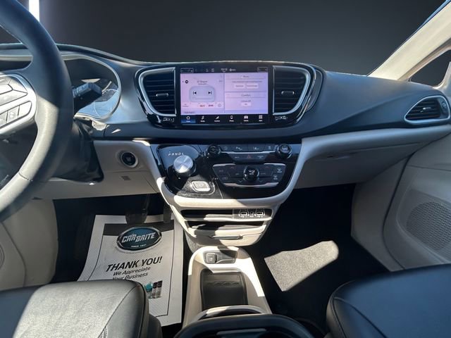 Used 2024 Chrysler Pacifica Touring-L image 11