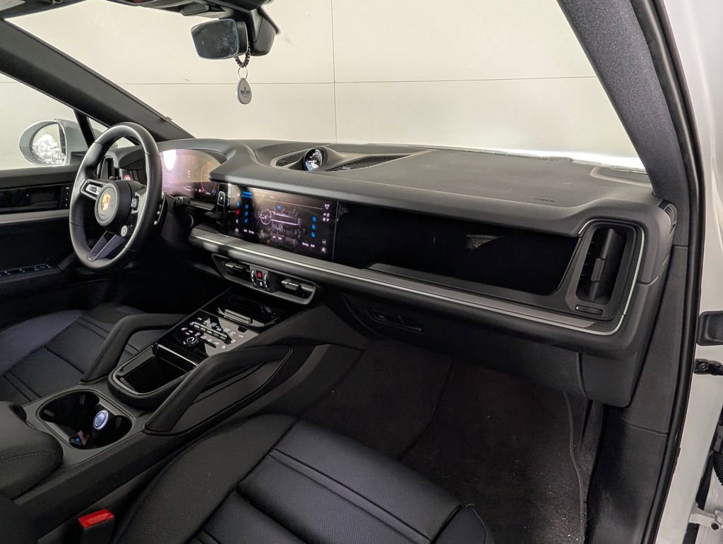Certified 2025 Porsche Cayenne Coupe image 18
