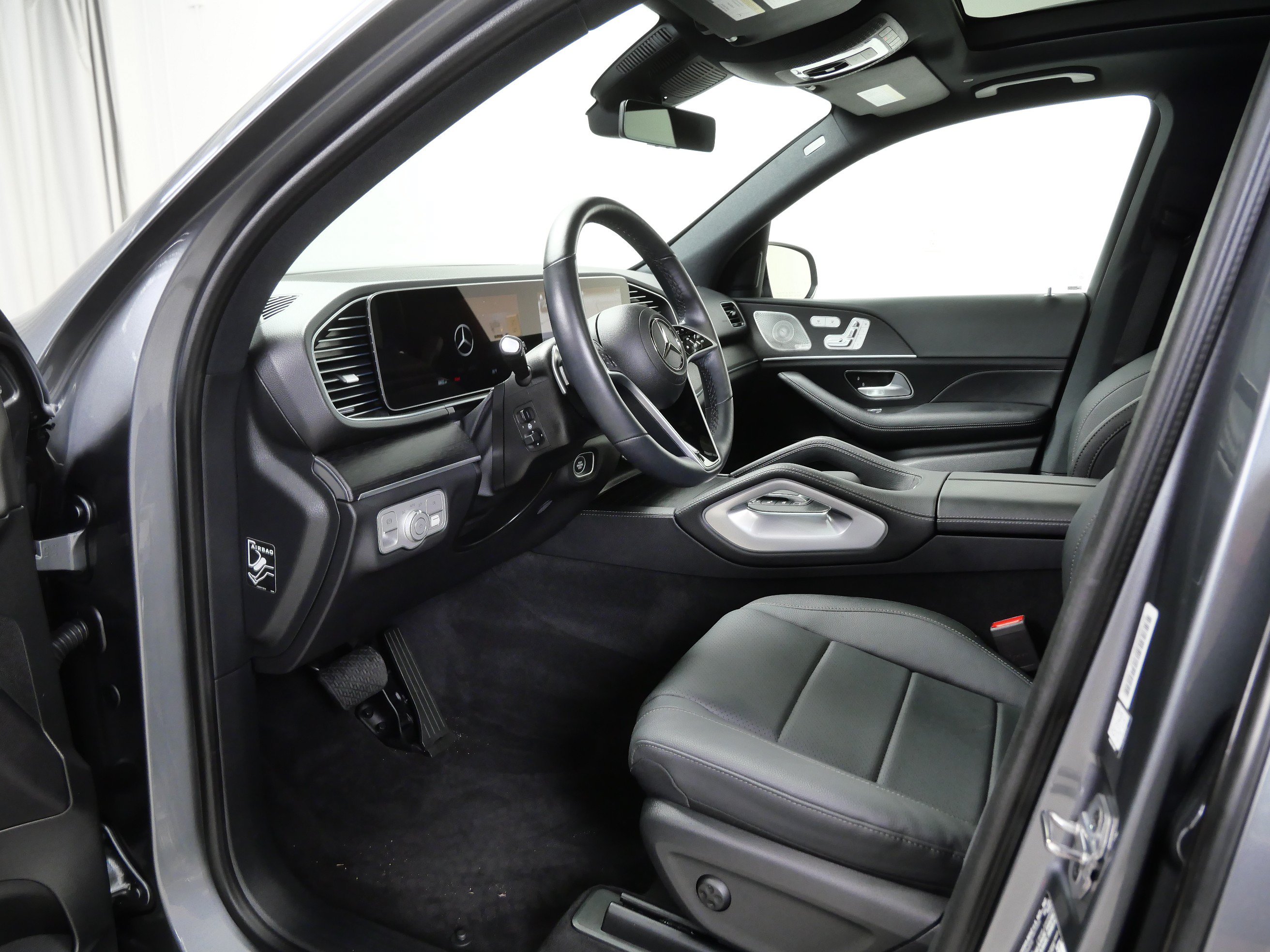 Certified 2025 Mercedes-Benz GLE 450e 4MATIC w/ Driver Assistance Package image 15