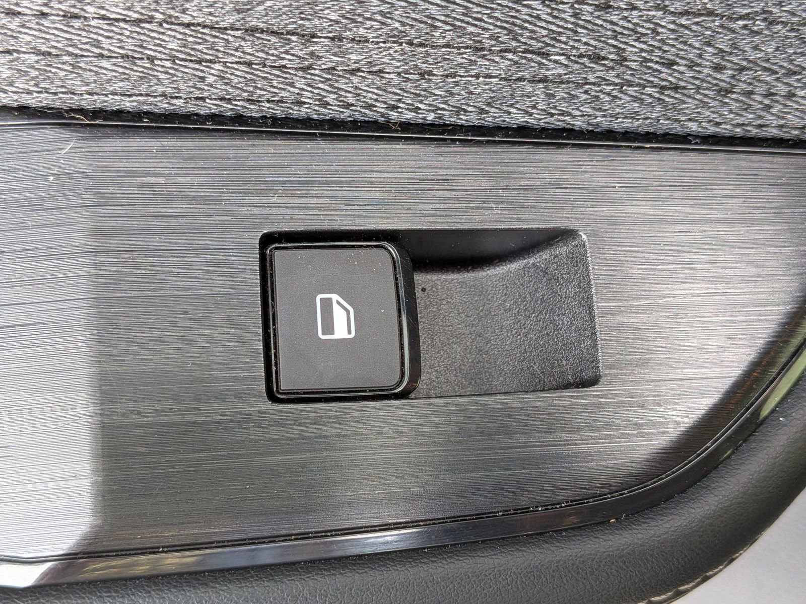 Used 2023 Nissan Rogue SV image 28