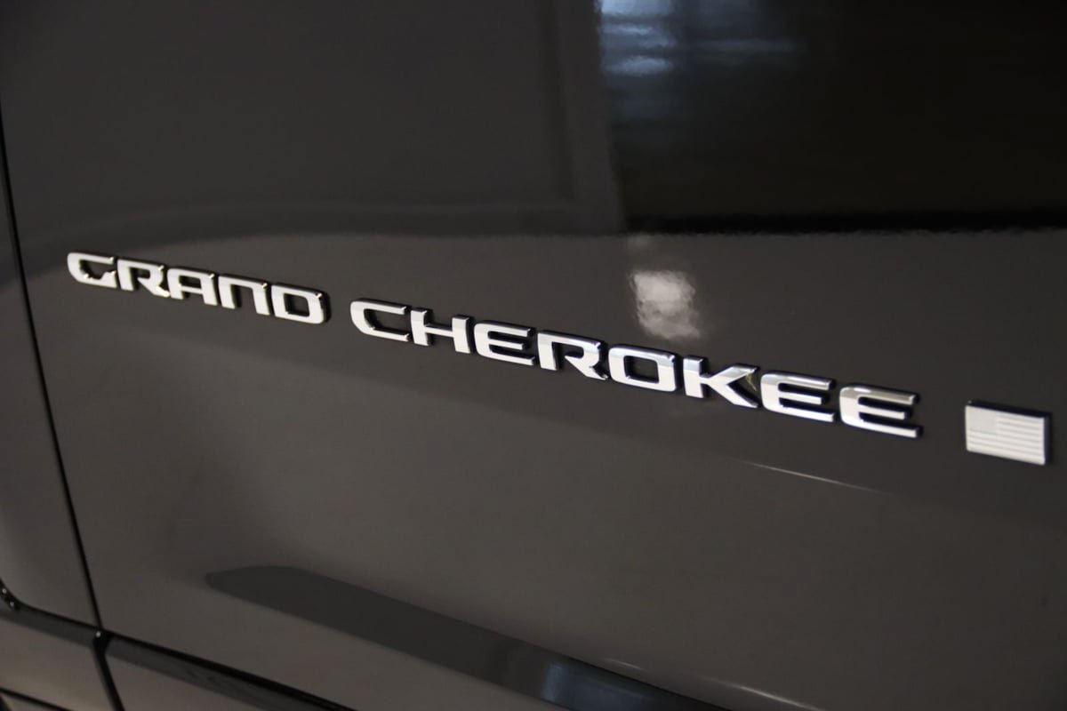 Used 2023 Jeep Grand Cherokee Overland AWD/4WD image 14