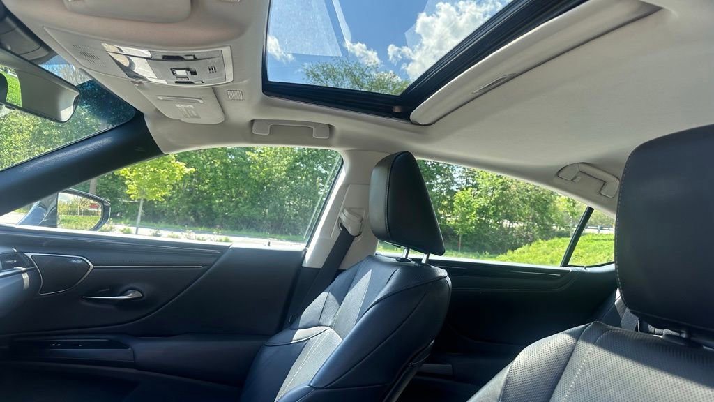 Used 2021 Lexus ES 300h w/ Accessory Package FWD image 11