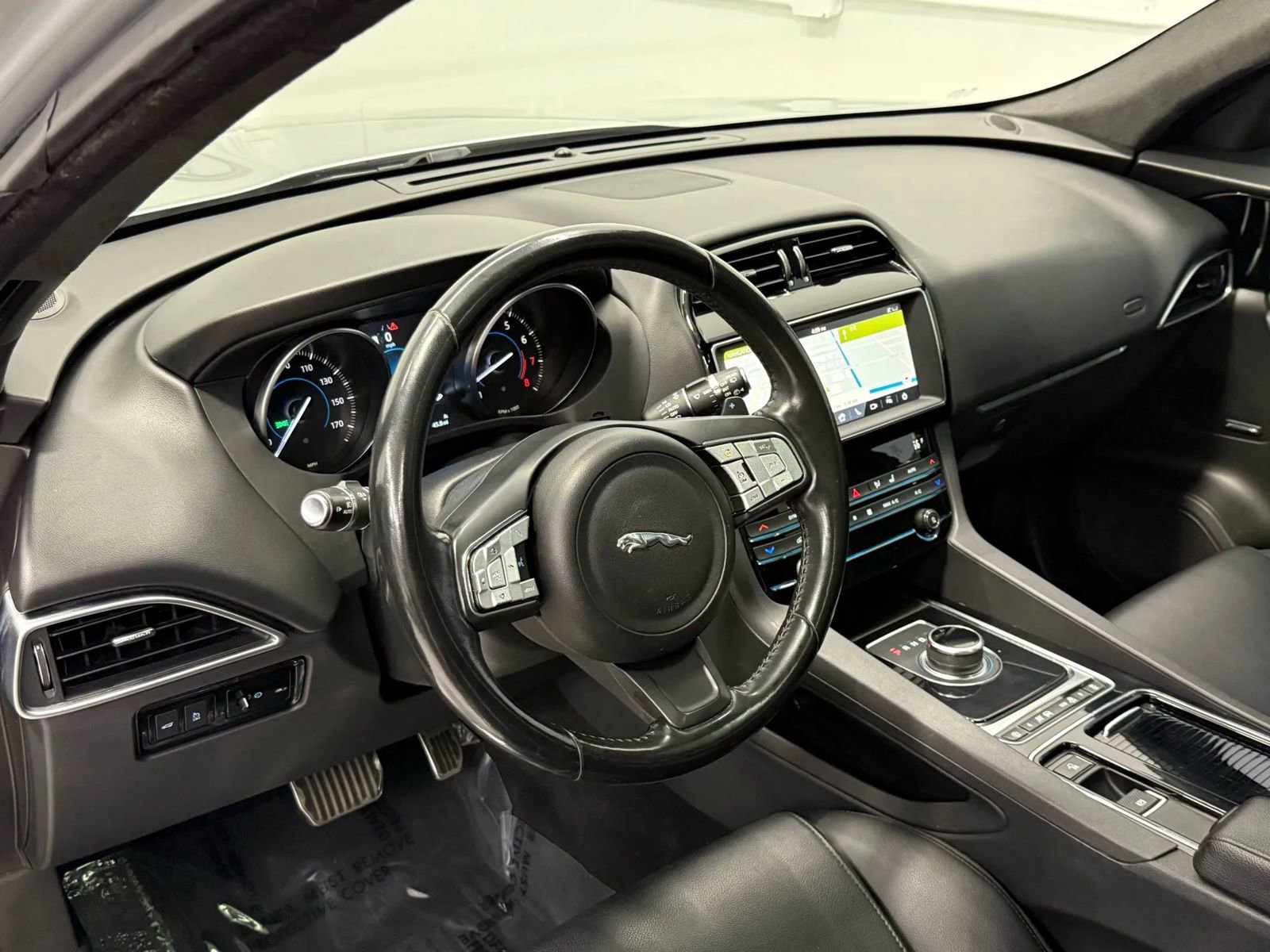 Used 2019 Jaguar F-PACE Premium image 22