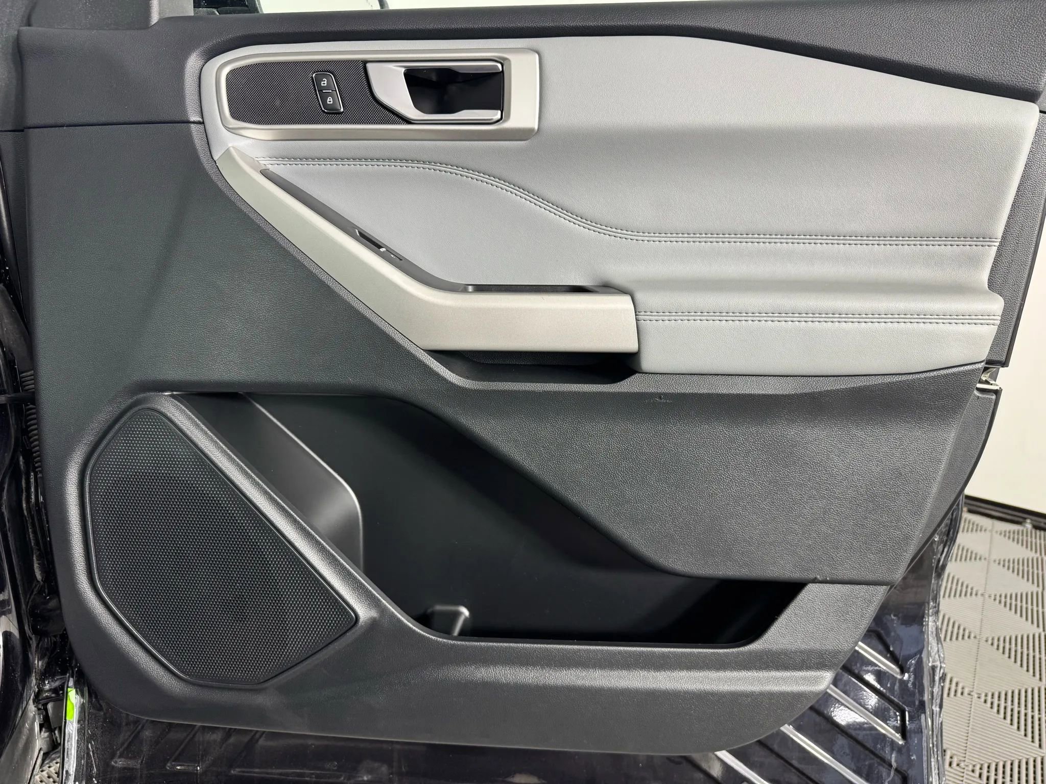 Used 2022 Ford Explorer XLT w/ Equipment Group 202A image 44