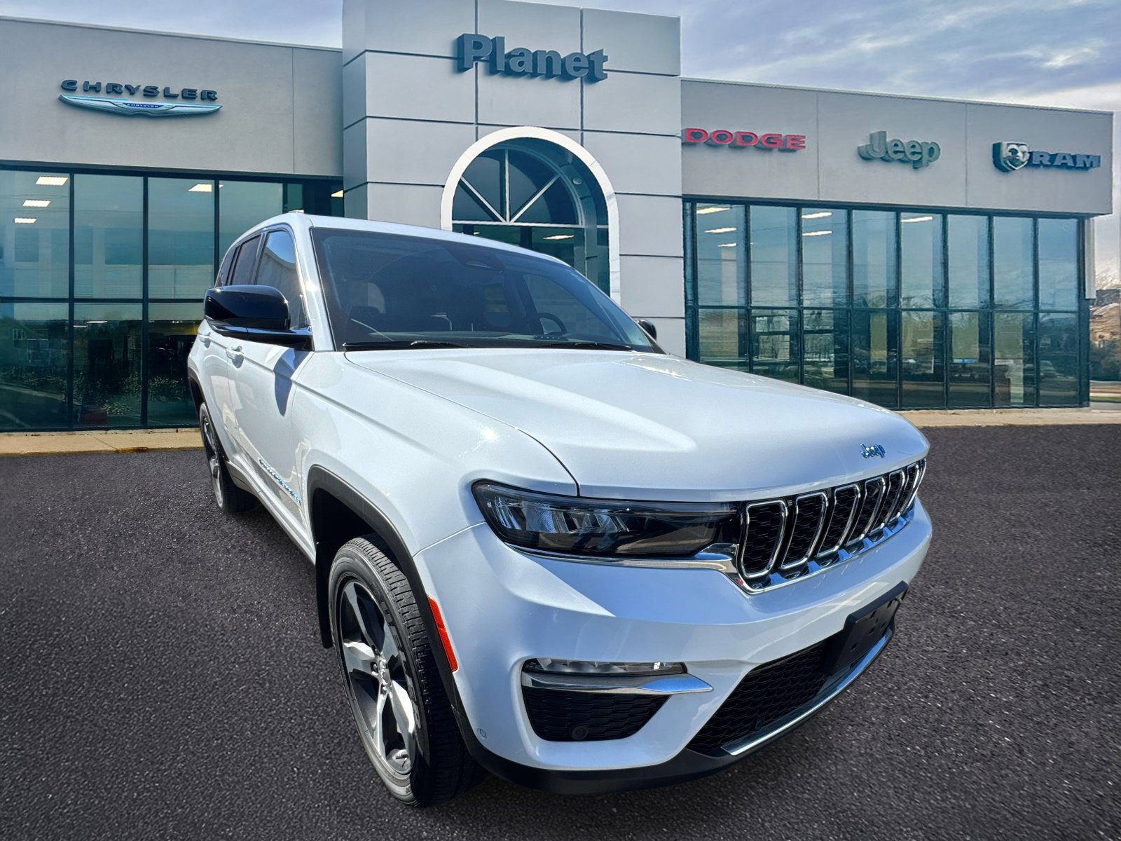 Used 2023 Jeep Grand Cherokee 4WD 4xe w/ Luxury Tech Group II image 1
