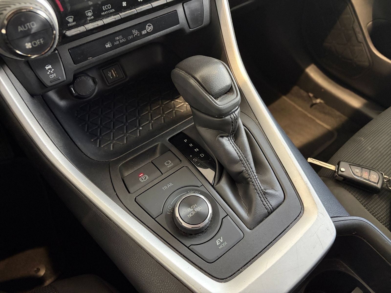 Used 2024 Toyota RAV4 LE AWD/4WD image 40
