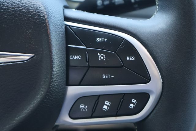 Used 2024 Chrysler Pacifica Touring-L FWD image 6