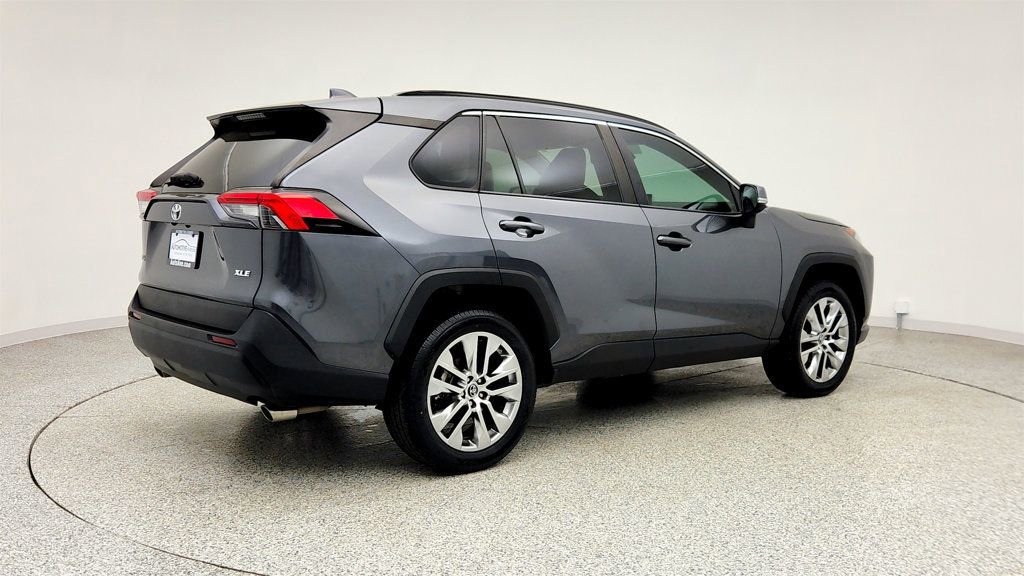 Used 2021 Toyota RAV4 XLE Premium image 5