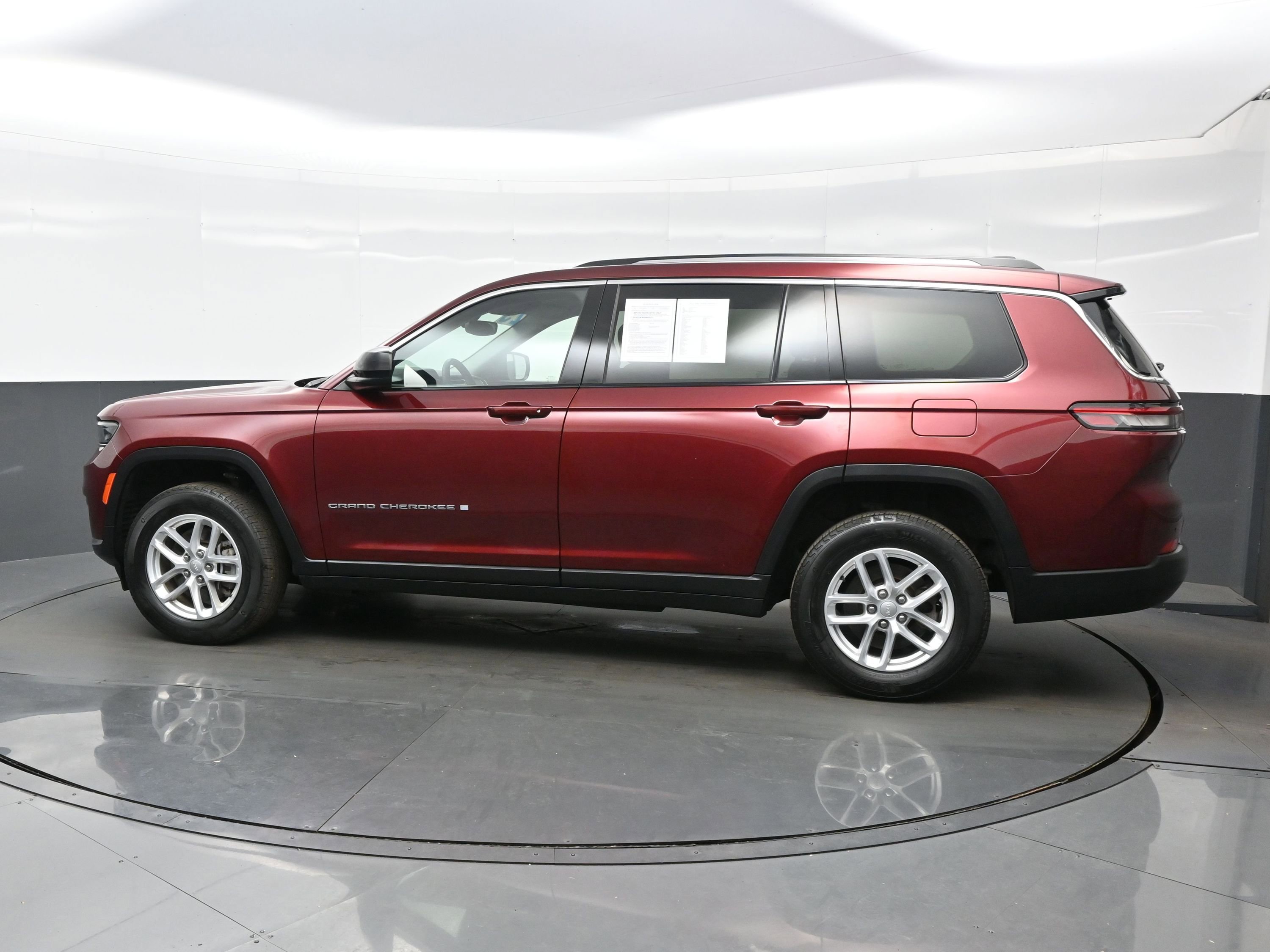 Used 2023 Jeep Grand Cherokee L Laredo image 3