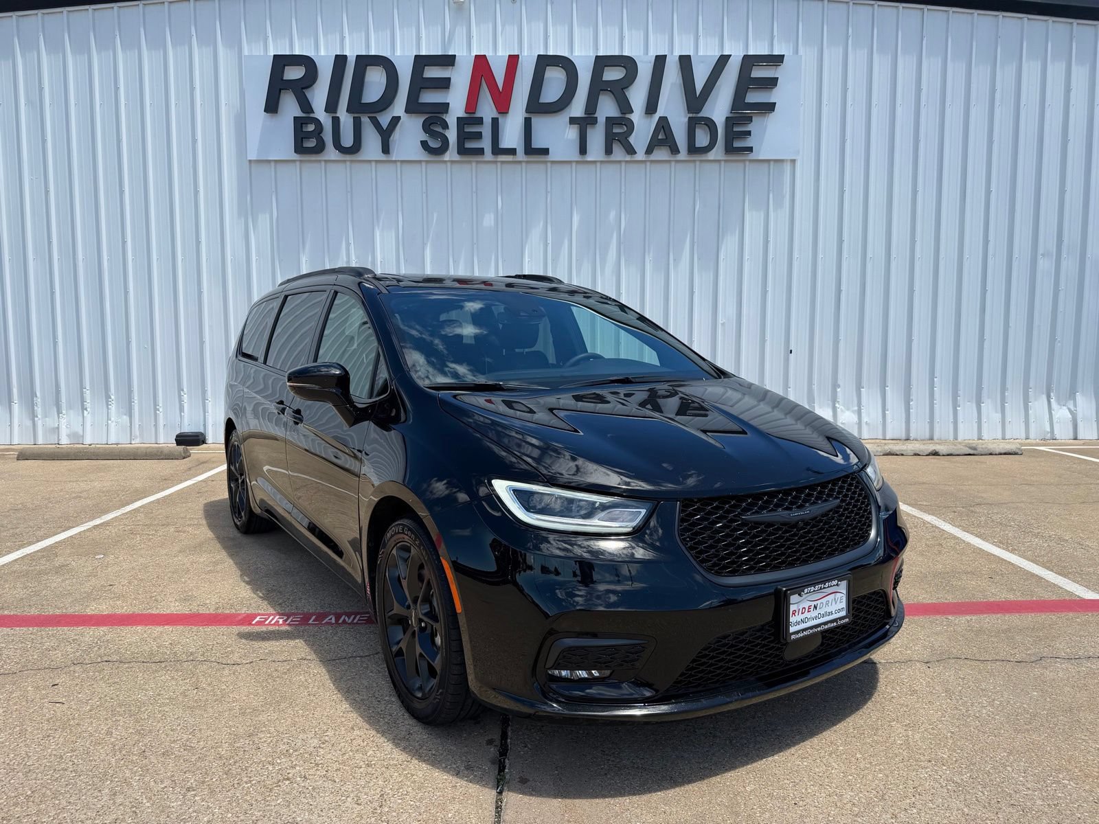 Used 2025 Chrysler Pacifica Limited FWD image 9