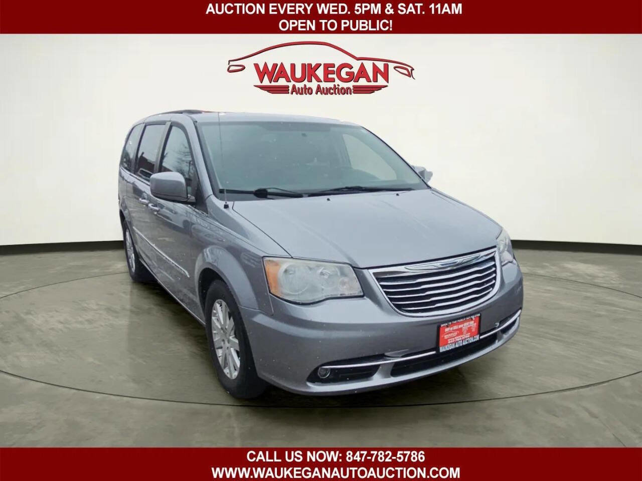 Used 2014 Chrysler Town & Country Touring FWD image 3
