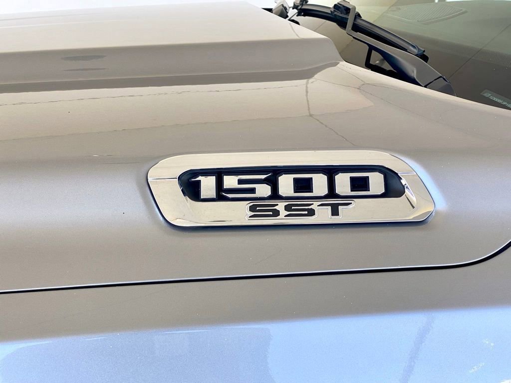 Used 2025 RAM 1500 Laramie AWD/4WD image 9