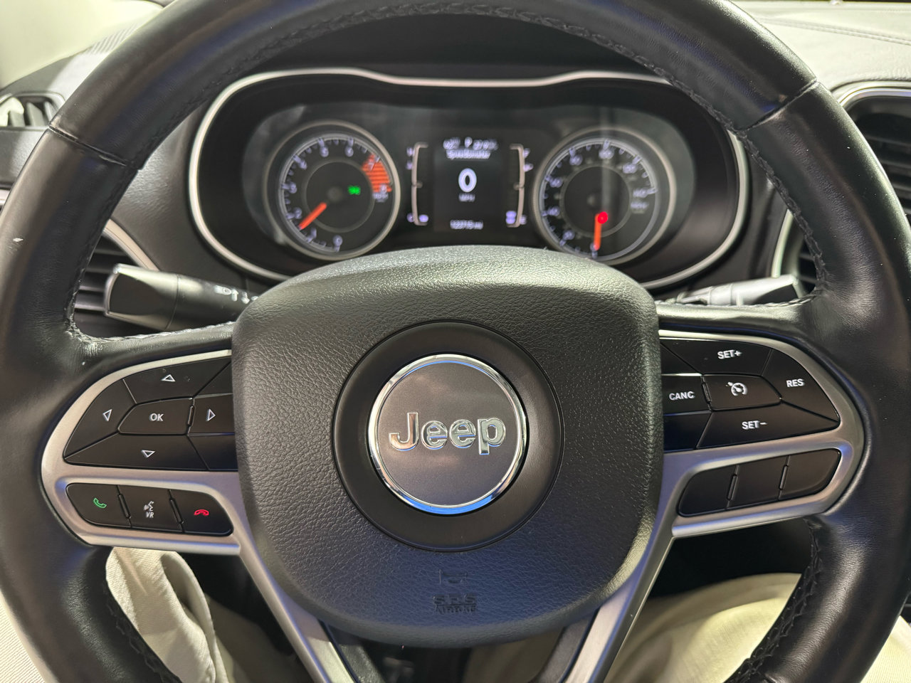 Used 2019 Jeep Cherokee Latitude Plus w/ Comfort/Convenience Group image 15