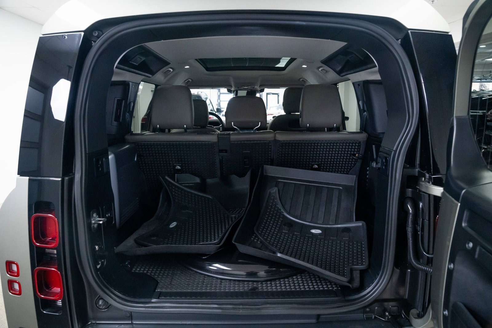 Used 2021 Land Rover Defender 110 SE image 8