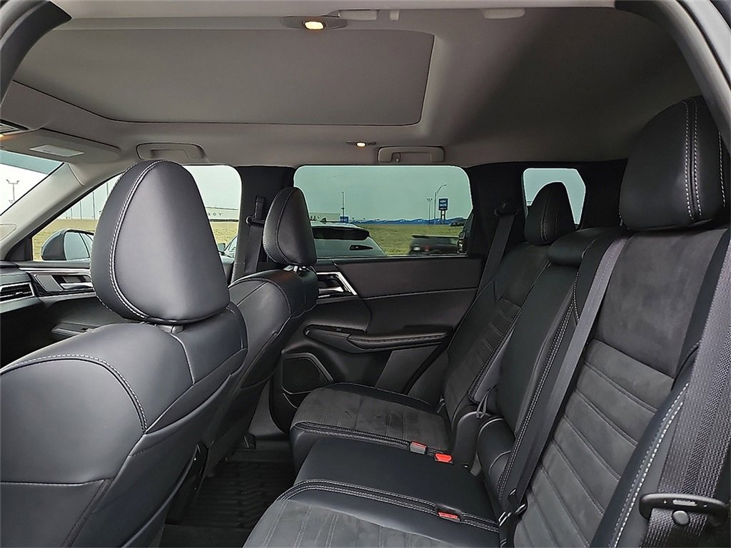 Used 2024 Mitsubishi Outlander SE image 17