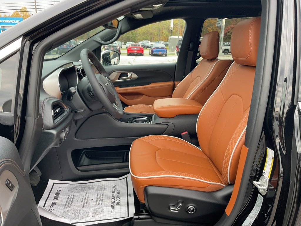Used 2026 Chrysler Pacifica Pinnacle image 8