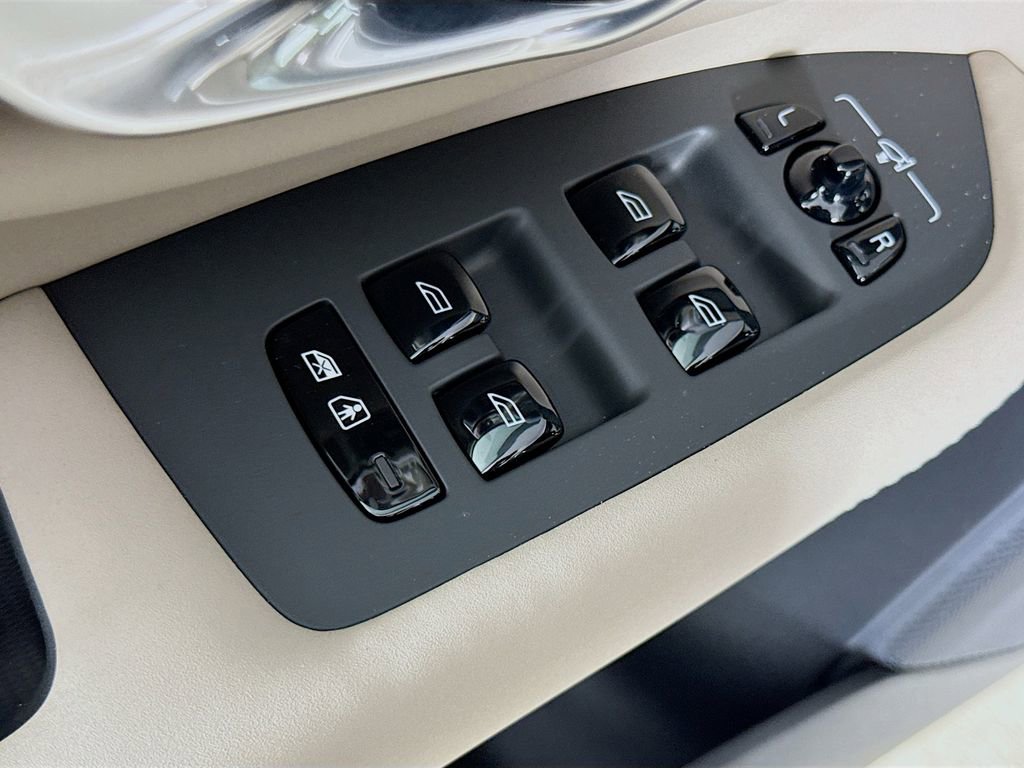 New 2026 Volvo XC90 T8 Plus w/ Protection Package Premier image 17