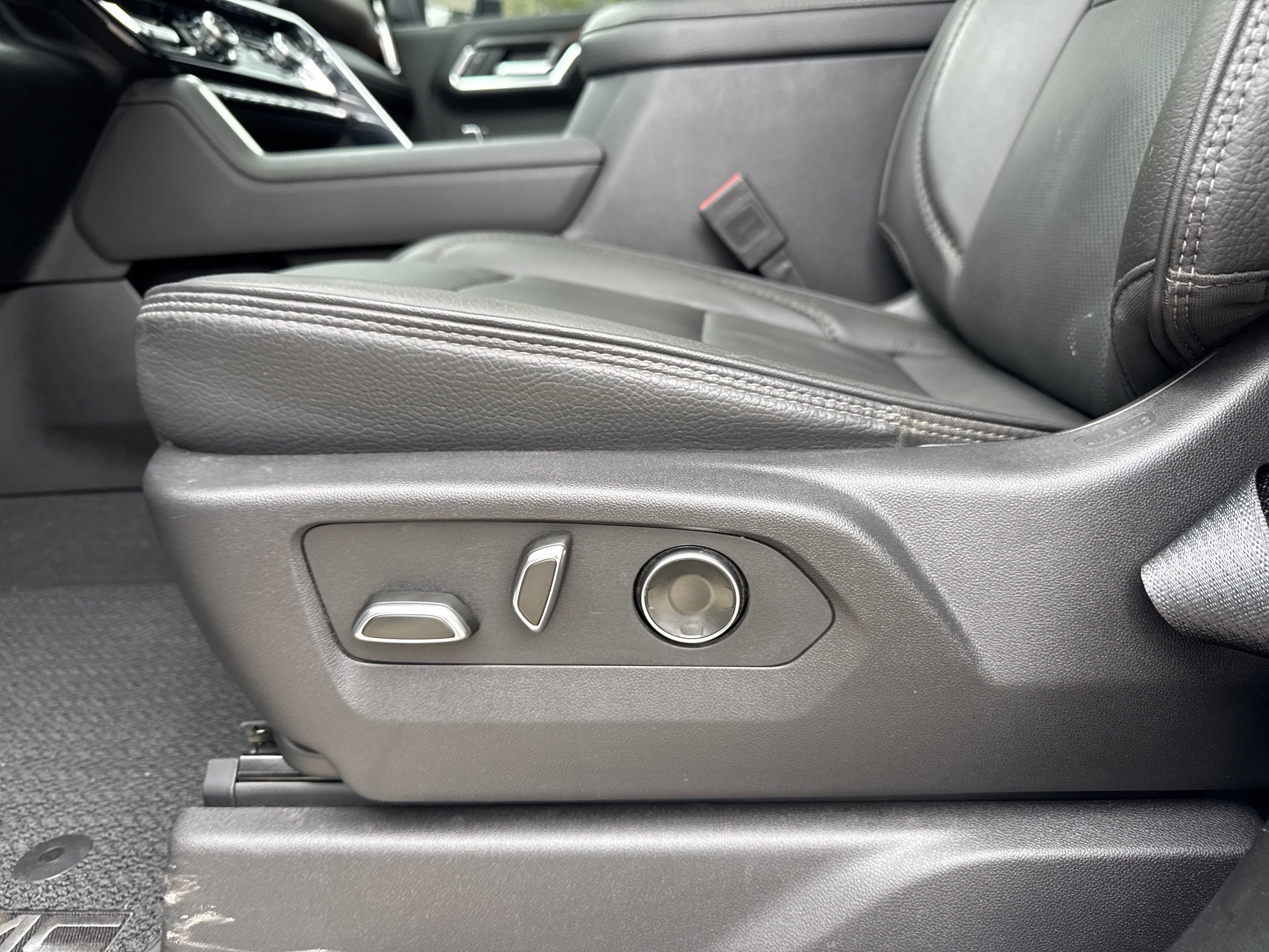 Used 2025 GMC Sierra 3500 Denali image 8