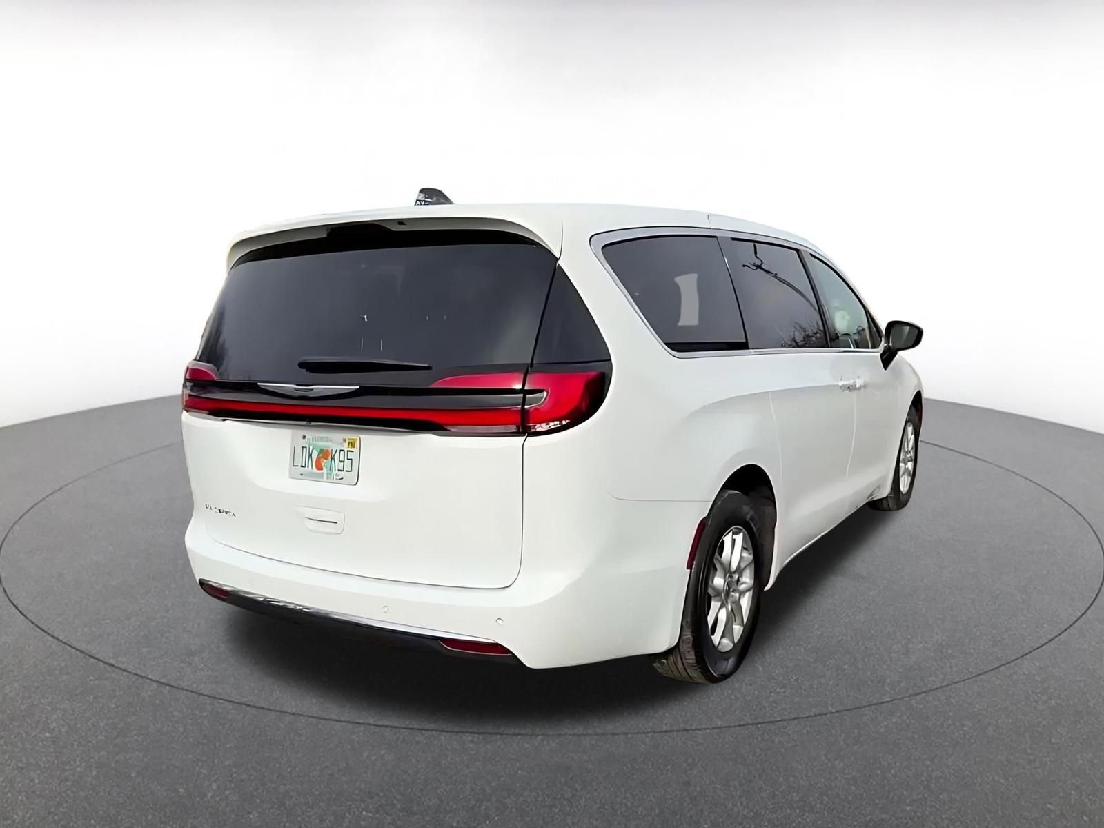 Used 2025 Chrysler Pacifica Select image 14