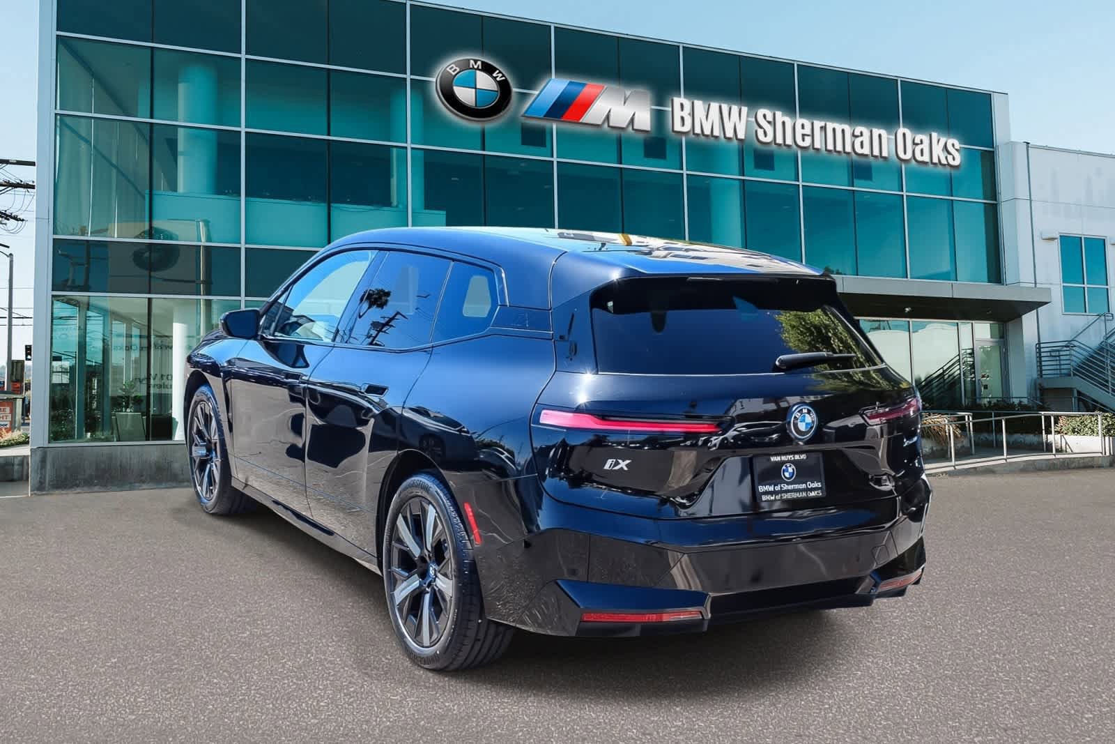 Certified 2023 BMW iX xDrive50 w/ Sport Package AWD/4WD image 6