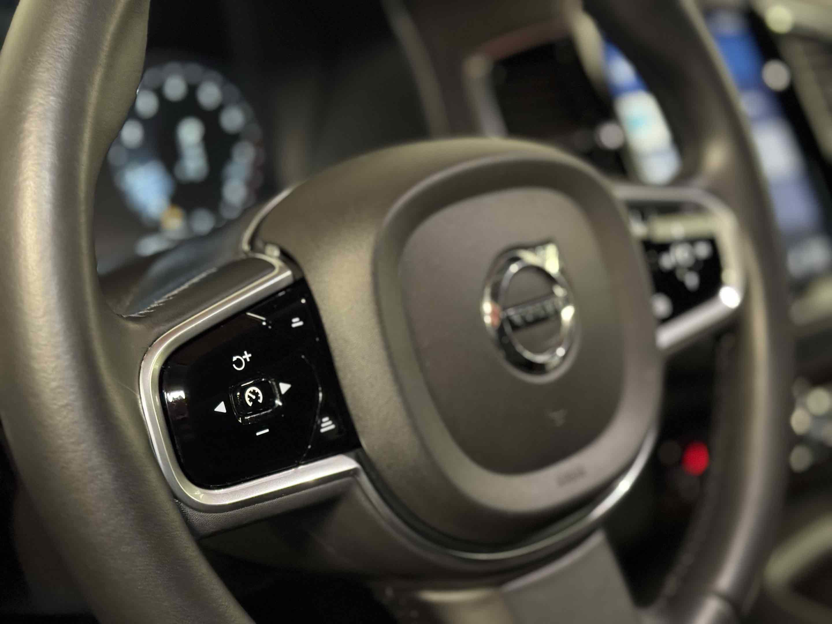 Used 2018 Volvo XC90 T6 Momentum w/ Convenience Package image 32