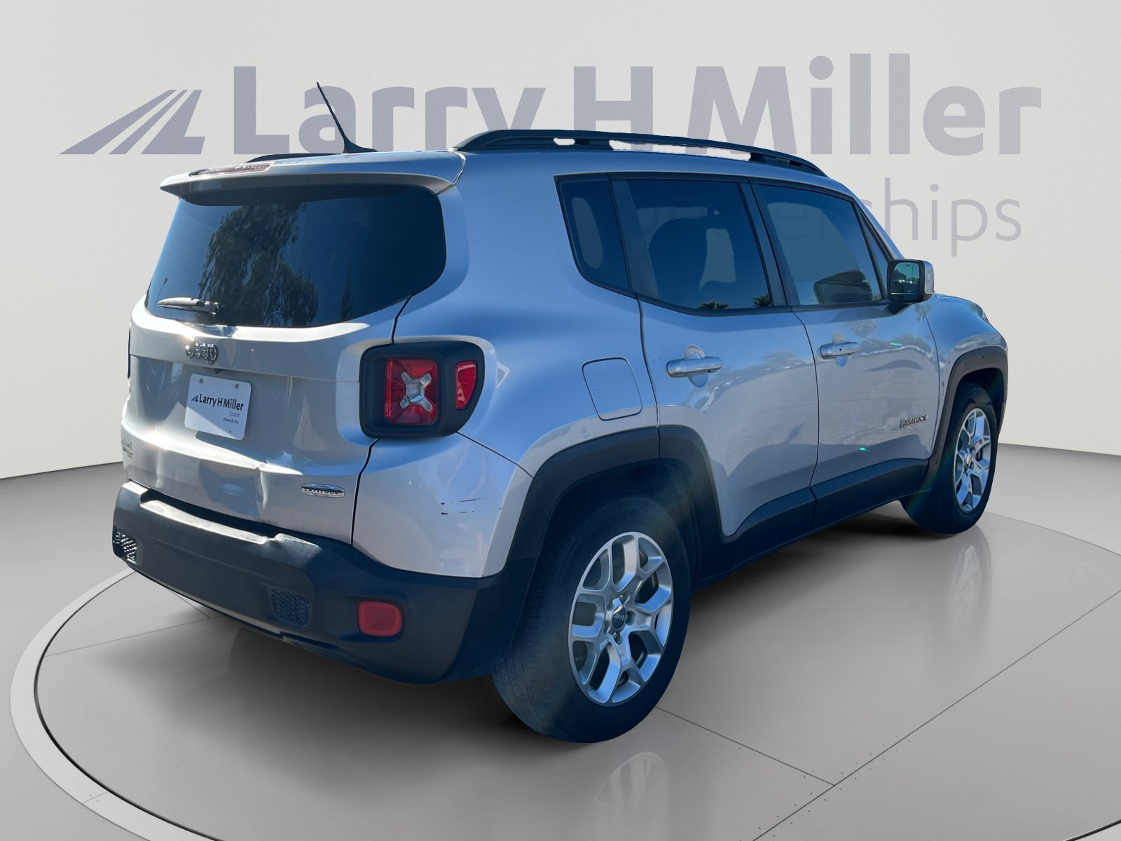 Used 2016 Jeep Renegade Latitude w/ Safety & Security Group FWD image 5