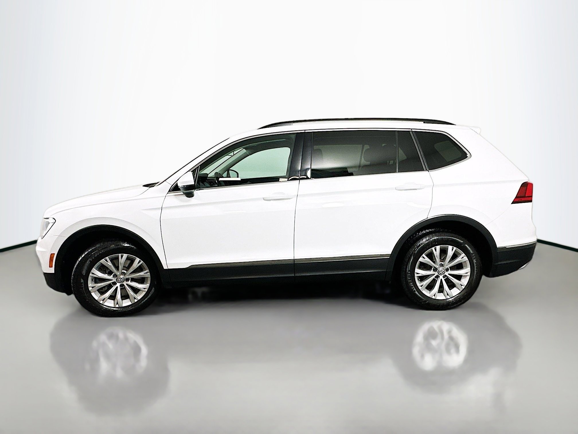 Used 2018 Volkswagen Tiguan SE w/ Front Fog Lights Package FWD image 5
