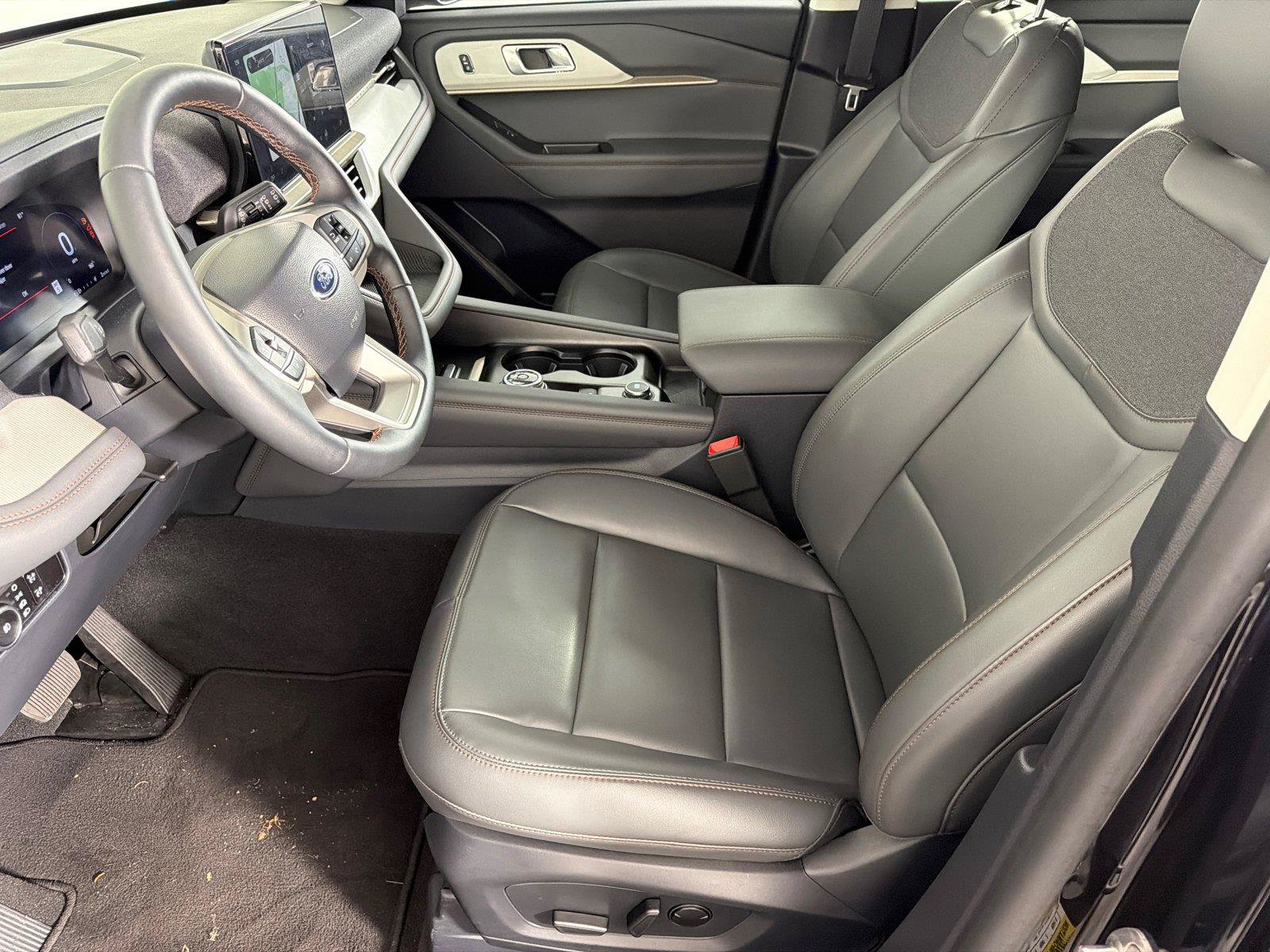 Used 2025 Ford Explorer Active w/ Active Comfort Package RWD image 9
