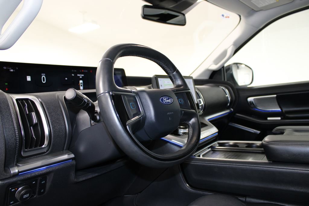 Used 2025 Ford Expedition Platinum image 31