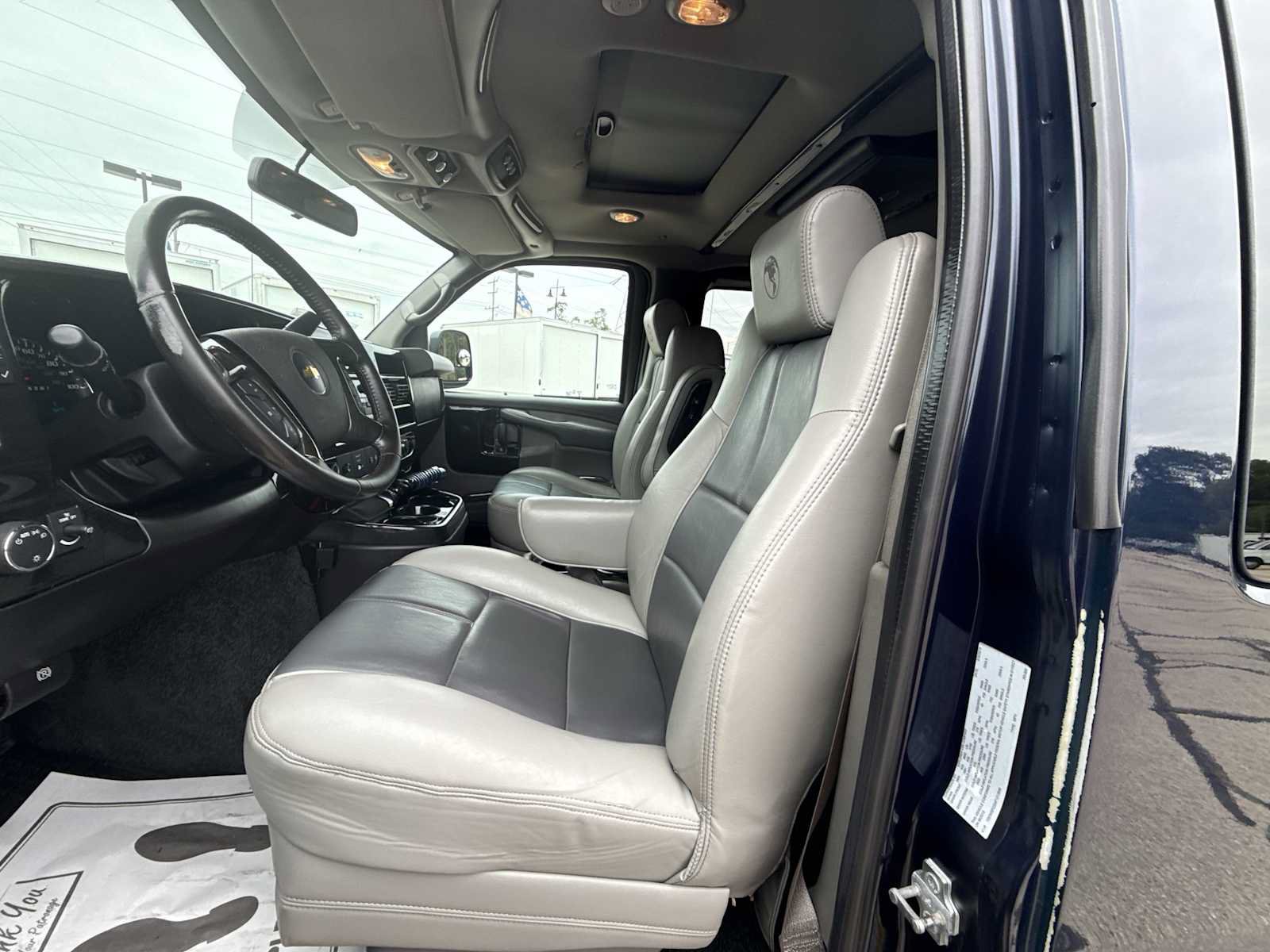 Used 2015 Chevrolet Express 2500 RWD image 18