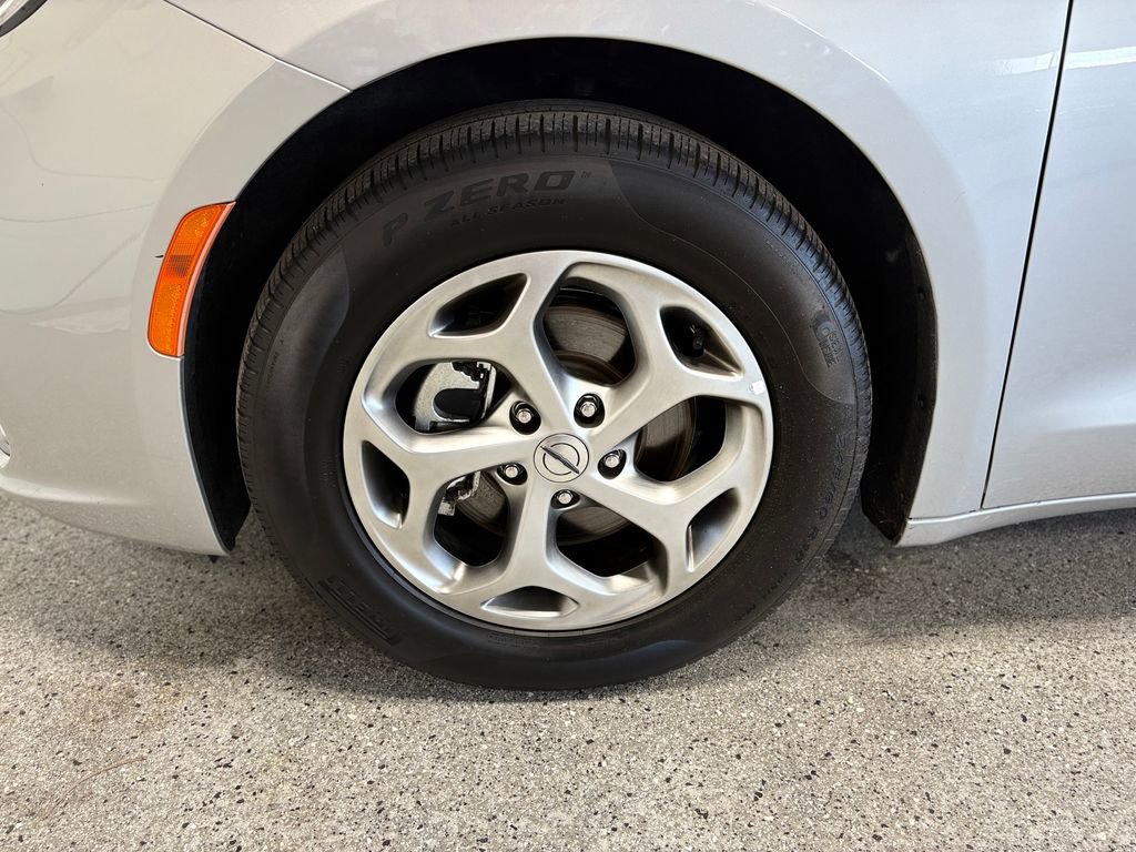 Used 2024 Chrysler Pacifica Limited image 36