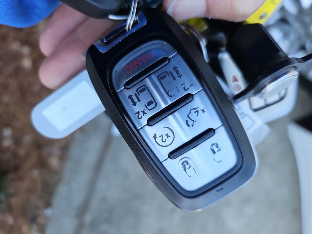 Used 2023 Chrysler Pacifica Touring-L image 37