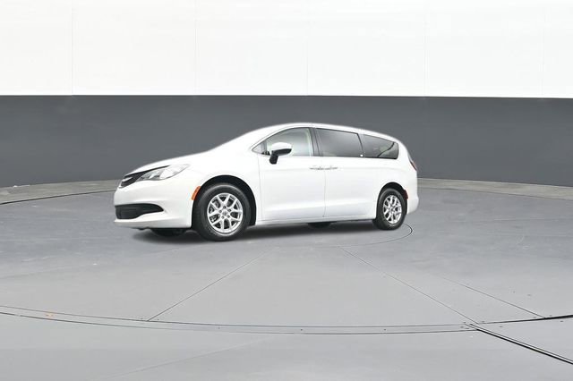 Used 2022 Chrysler Voyager LX image 57
