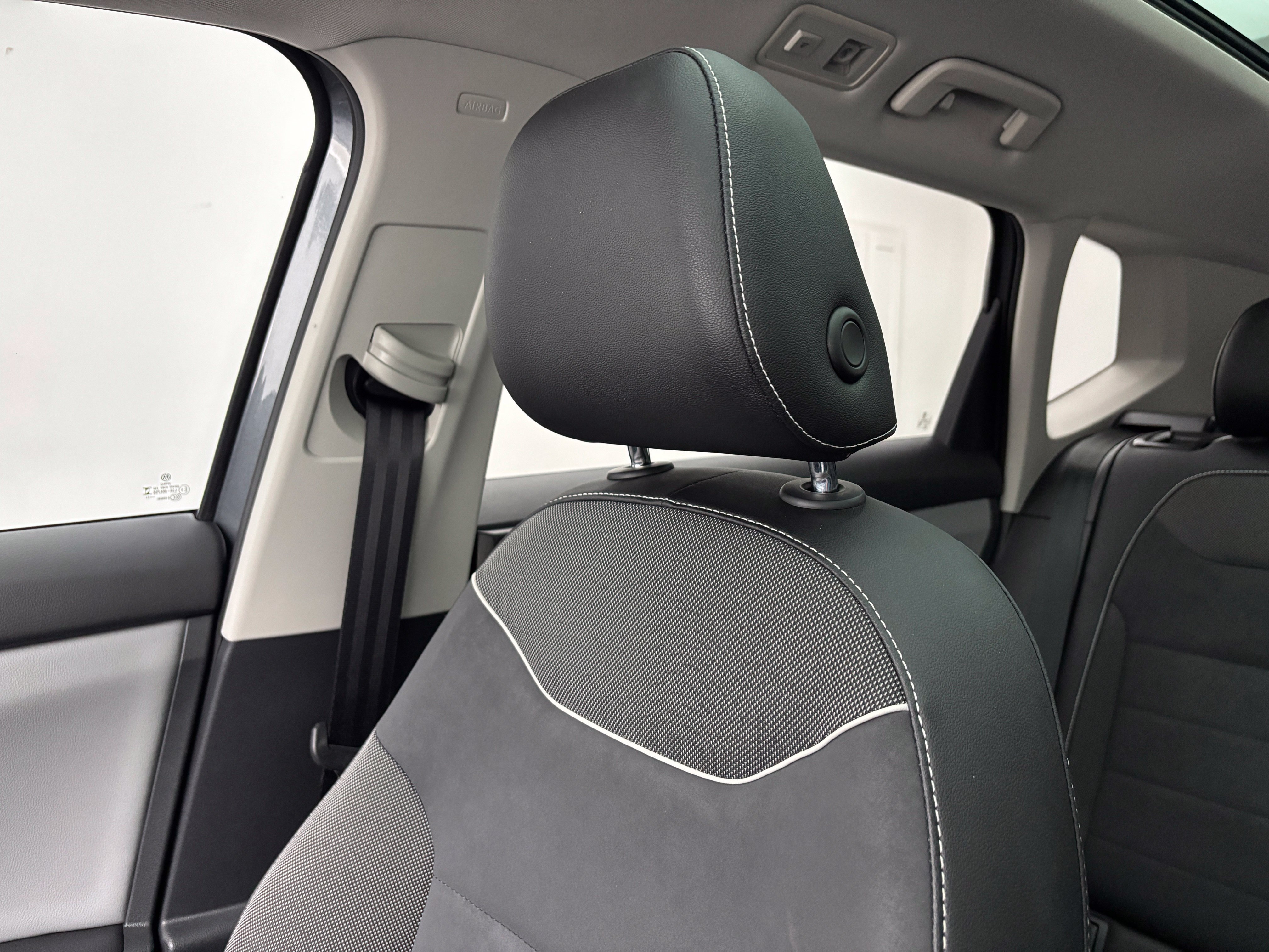 Used 2023 Volkswagen Taos SE w/ Panoramic Sunroof Package FWD image 39