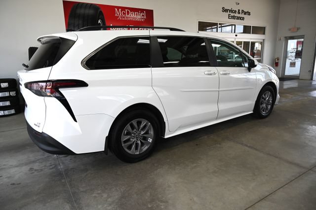 Used 2023 Toyota Sienna LE AWD/4WD image 5