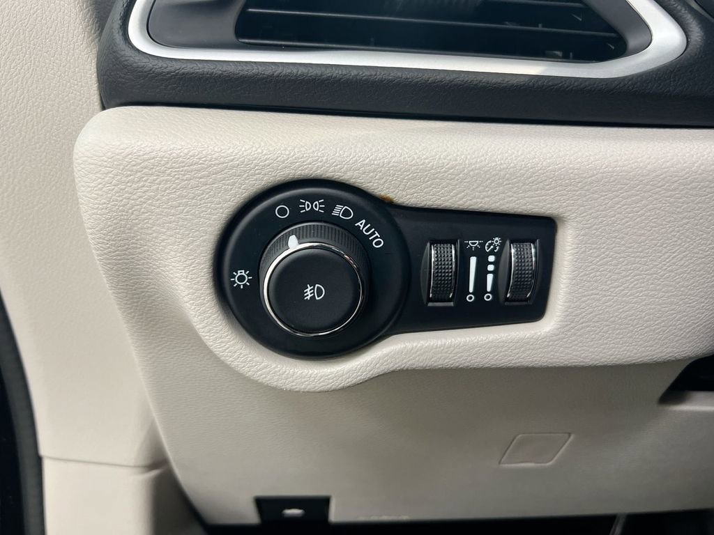 Used 2024 Chrysler Pacifica Touring-L image 18