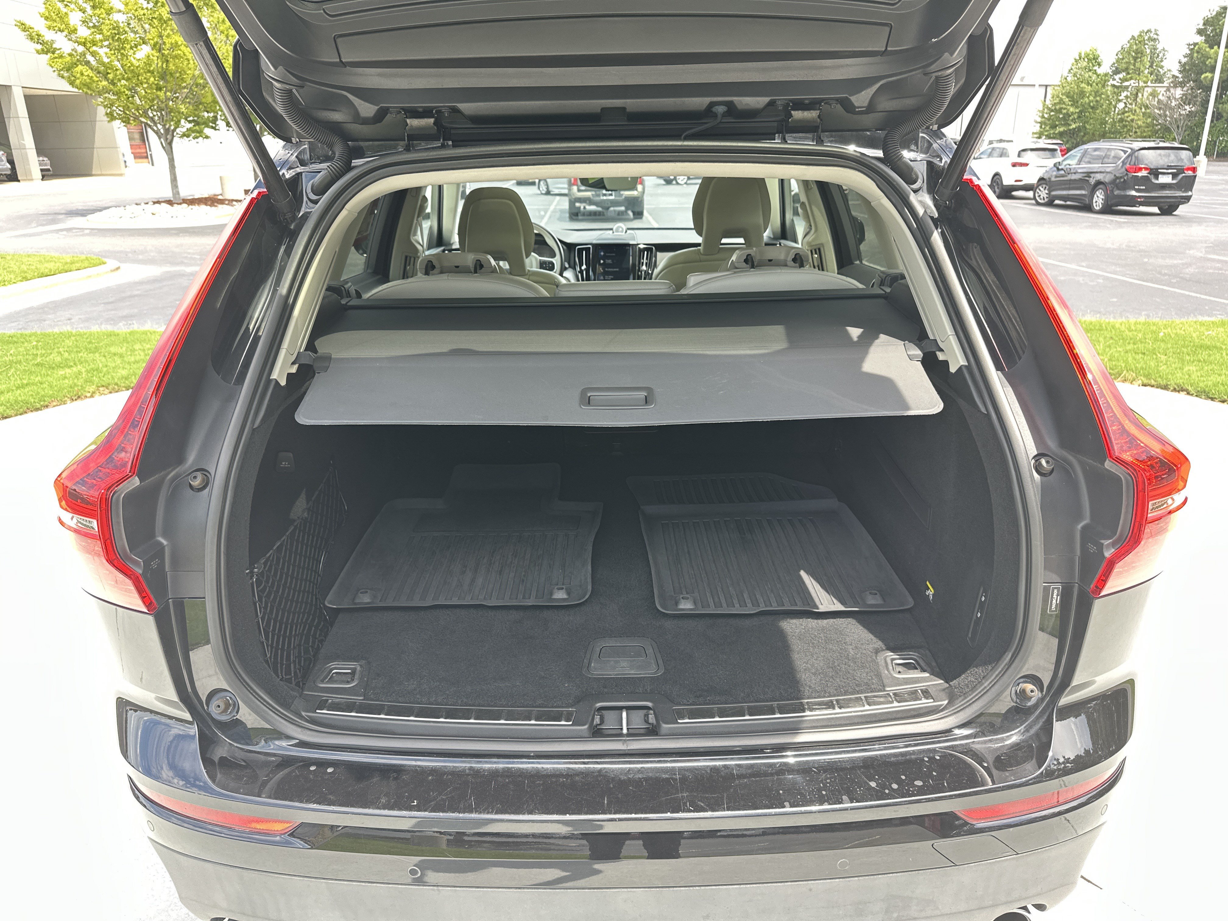 Used 2018 Volvo XC60 T6 Momentum w/ Convenience Package AWD/4WD image 32