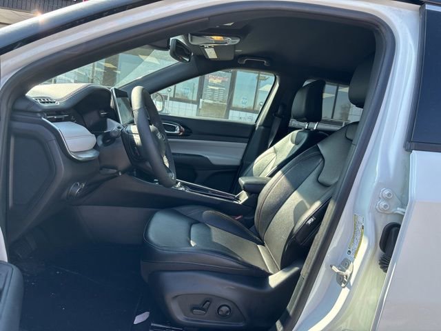 Used 2024 Jeep Compass Limited image 13