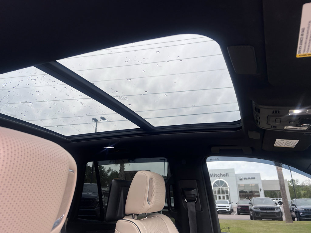 Used 2023 Cadillac Escalade Premium Luxury w/ Performance Package AWD/4WD image 19