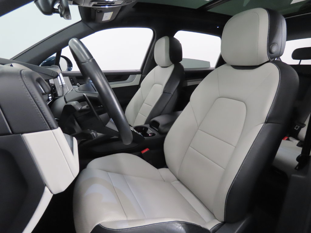 Certified 2025 Porsche Cayenne AWD/4WD image 5