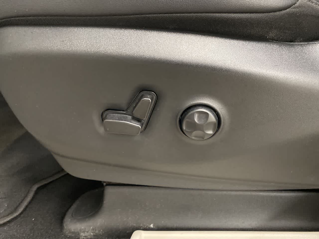 Used 2024 Chrysler Pacifica Touring-L FWD image 14