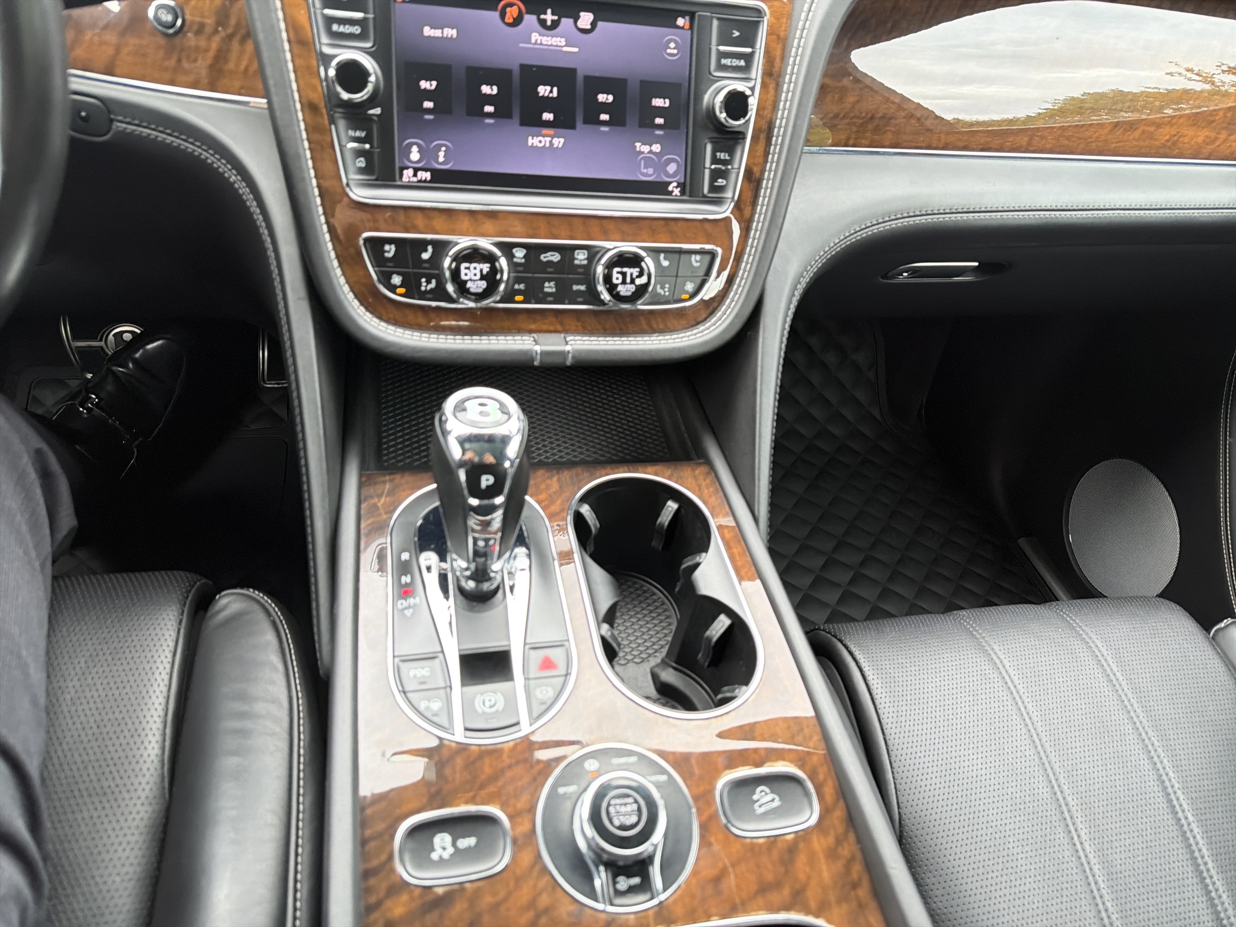 Used 2018 Bentley Bentayga AWD/4WD image 17