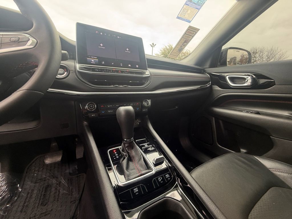 Used 2025 Jeep Compass Trailhawk w/ Trailer Tow Group image 15