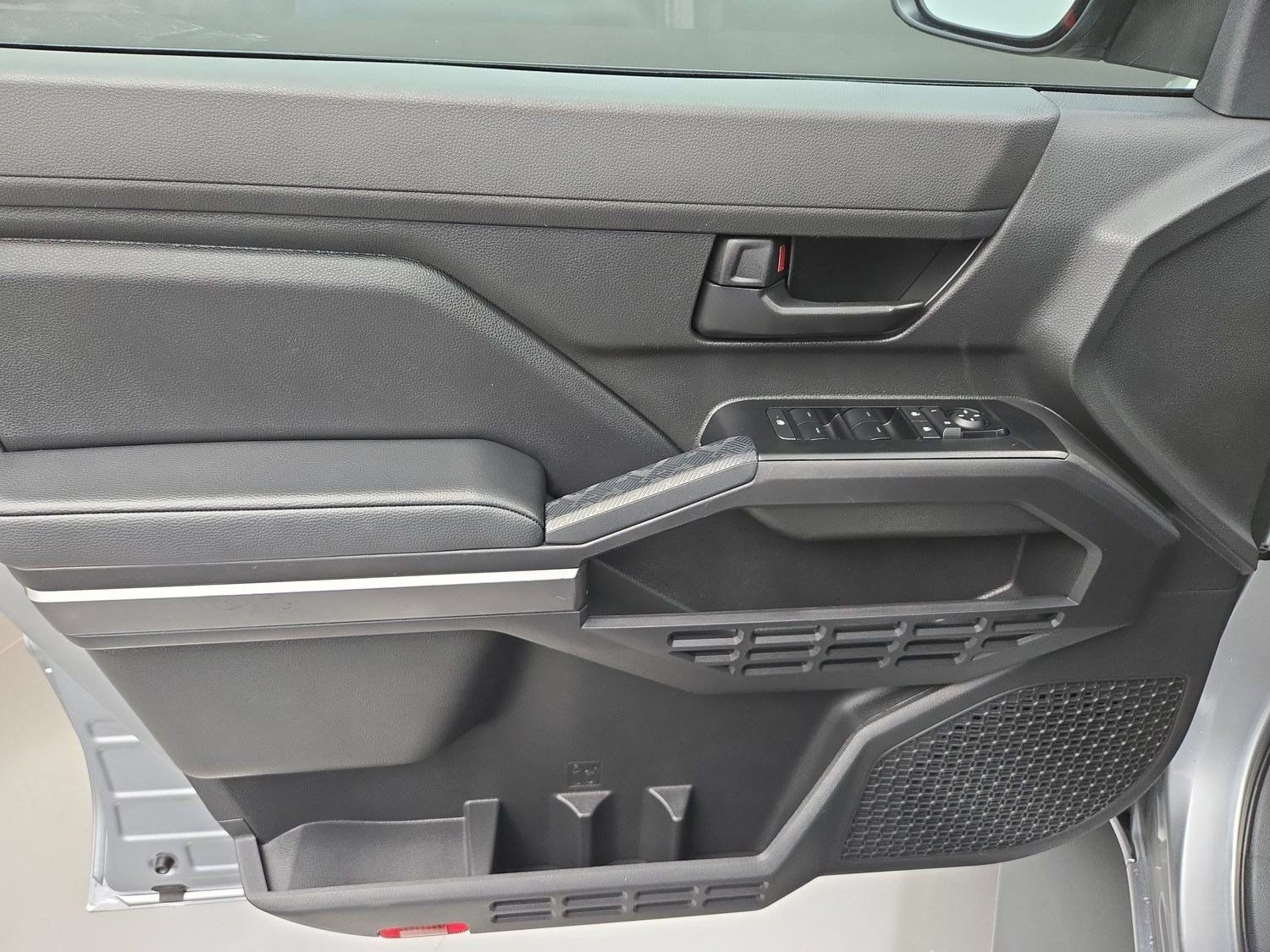 Certified 2025 Toyota Tacoma SR5 AWD/4WD image 16