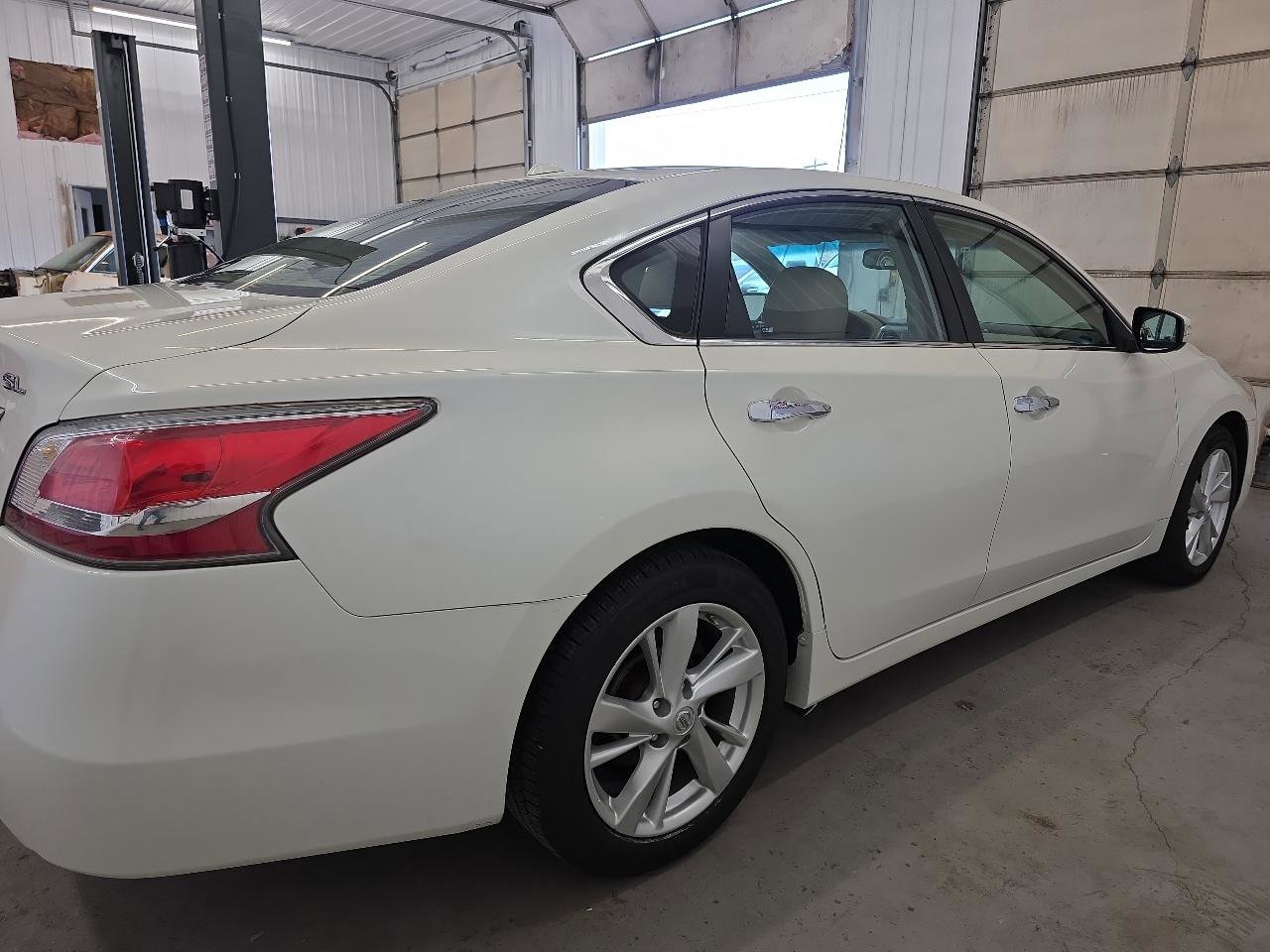 Used 2015 Nissan Altima 2.5 SL w/ Technology Package FWD image 16