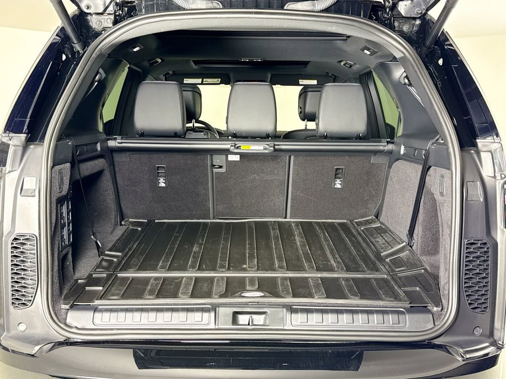 Used 2025 Land Rover Discovery Dynamic SE image 25