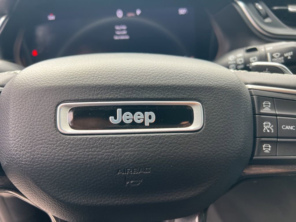 Used 2023 Jeep Grand Cherokee Laredo image 16