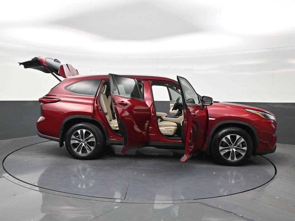 Used 2023 Toyota Highlander XLE FWD image 29