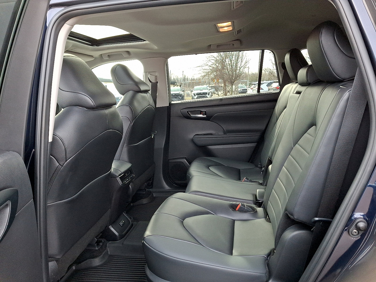 Certified 2025 Toyota Highlander XLE image 11