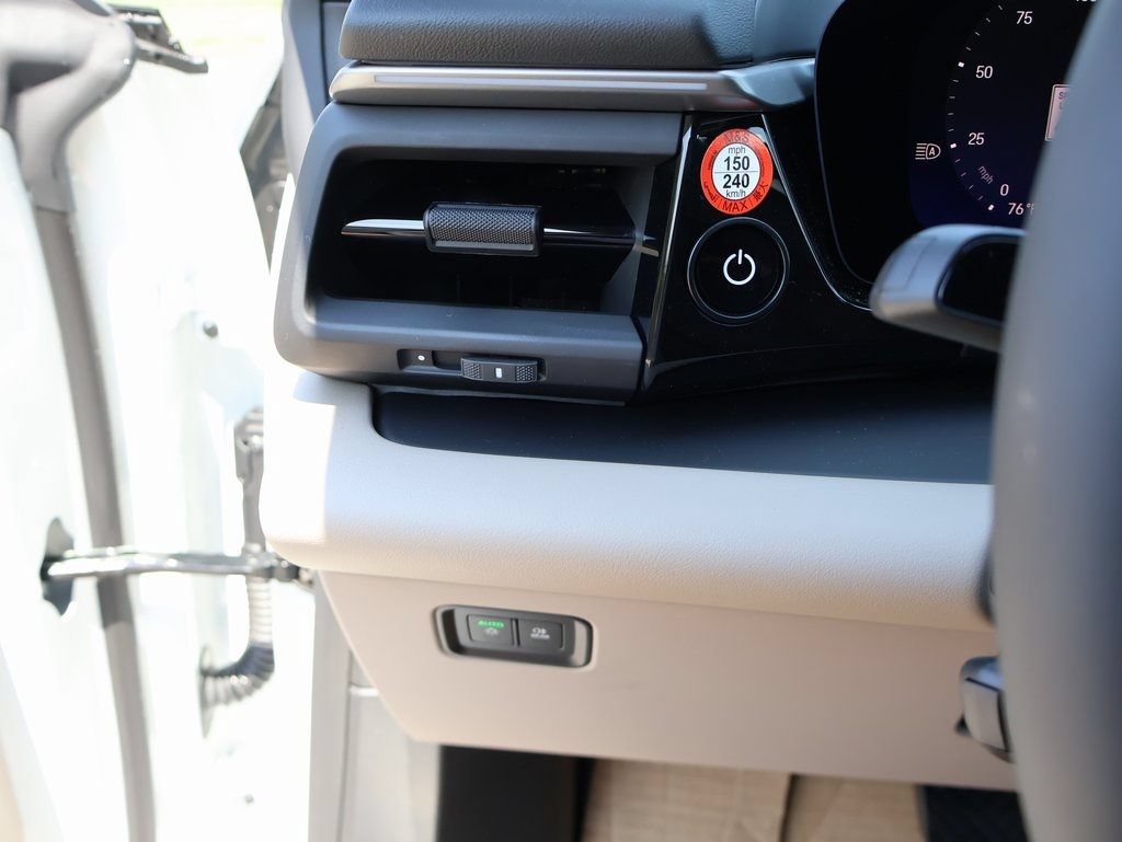New 2025 Porsche Macan Electric RWD image 34